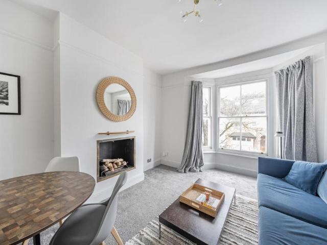 Hartfield Crescent, Wimbledon, SW19 2 bed flat to rent £2,100 pcm £485 pw