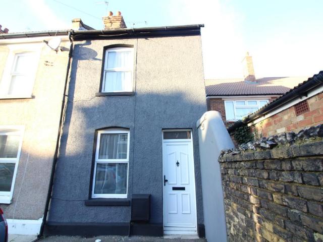 Hartfield Place, Gravesend DA11 2 bed end of terrace house to rent £1,200 pcm £277 pw