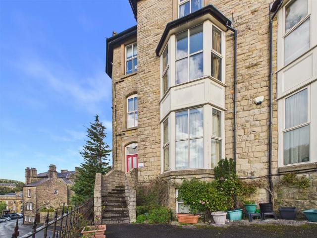 Hartington Road, Buxton 2 bed apartment to rent £950 pcm £219 pw