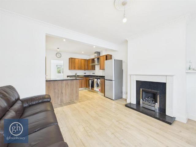 Hartland Drive, Ruislip HA4 1 bed maisonette to rent £1,400 pcm £323 pw