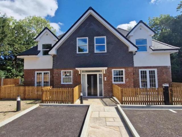 Hartley Old Road, Purley, CR8 3 bed flat to rent £2,300 pcm £531 pw