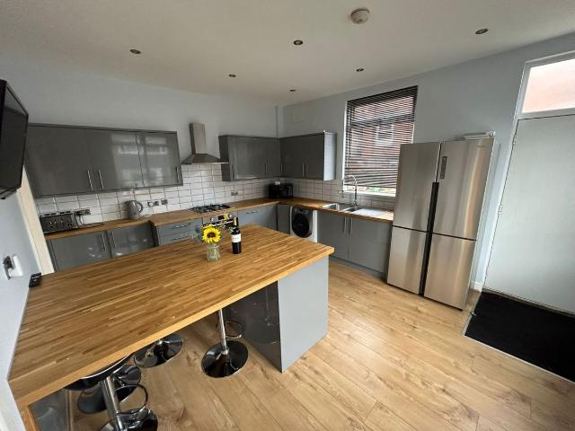 Hartley Avenue, Woodhouse, Leeds, West Yorkshire LS6, 6 bed end terrace house to rent, £4,264 pcm | PrimeLocation
