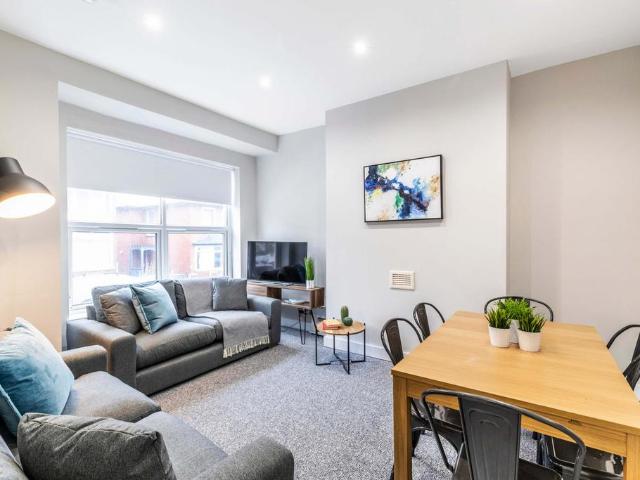 Hartley Avenue, Leeds LS6 7 bed house to rent £4,338 pcm £1,001 pw