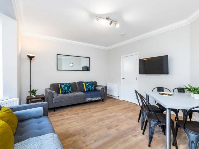 Hartley Avenue, Leeds LS6 6 bed house to rent £3,796 pcm £876 pw