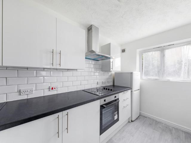 Hartley Court, Mitcham, CR4 2 bed ground floor flat to rent £1,750 pcm £404 pw