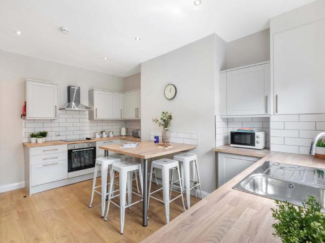 Hartley Crescent, Leeds LS6 6 bed house to rent £3,588 pcm £828 pw
