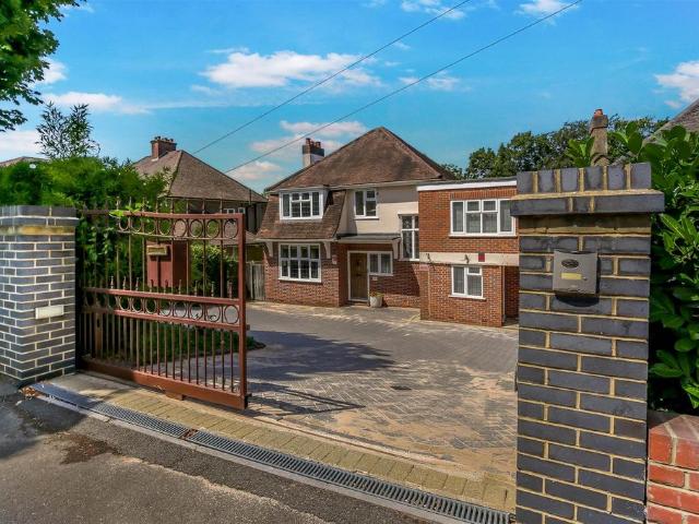 Hartley Down, Purley CR8 4 bed detached house to rent £2,900 pcm £669 pw