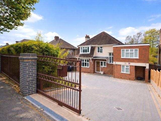 Hartley Down, Purley CR8, 4 bed detached house to rent, £2,900 pcm | PrimeLocation