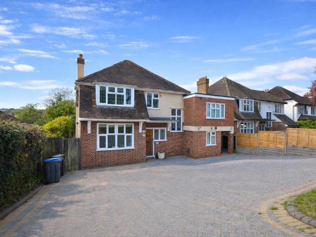 Hartley Down, Purley, CR8 3 bed detached house to rent £2,900 pcm £669 pw