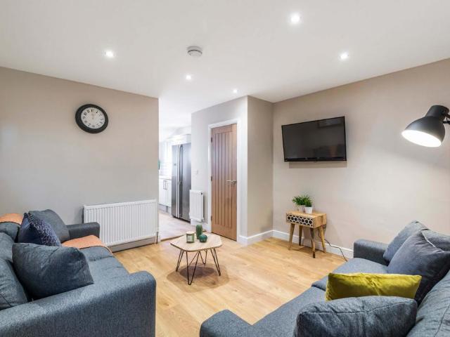 Hartley Grove, Leeds LS6 6 bed house to rent £4,030 pcm £930 pw