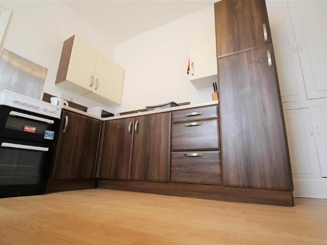 Hartley Grove, Woodhouse, Leeds, LS6 2LD 4 bed terraced house to rent £2,063 pcm £476 pw