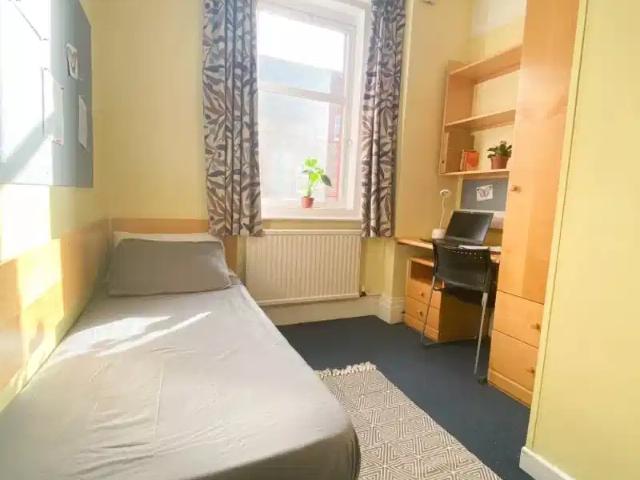 Hartley Hall of Residence, Manchester Student Accommodation | Amber