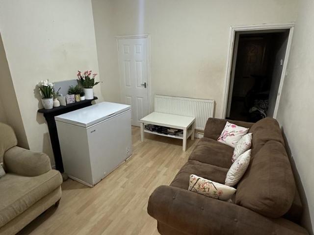 Hartley Road, Luton LU2 2 bed terraced house to rent £1,300 pcm £300 pw