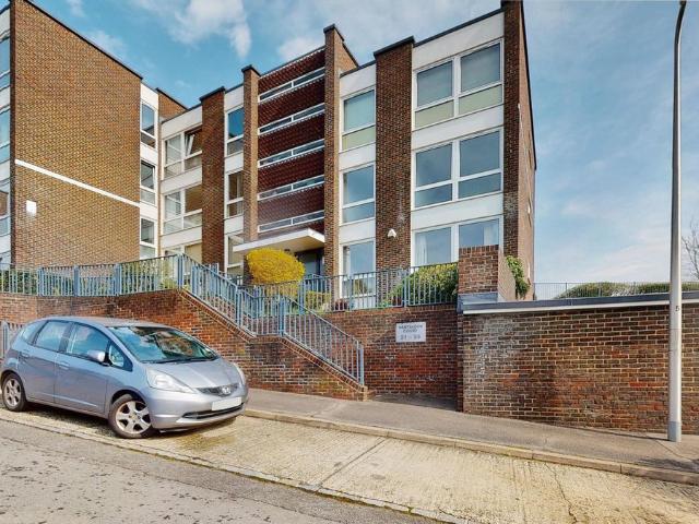 Hartslock Court, Shooters Hill, Pangbourne, Berkshire RG8, 2 bed flat to rent, £1,600 pcm | PrimeLocation