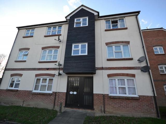 Harvard Court, Colchester, CO4 2 bed flat to rent £995 pcm £230 pw