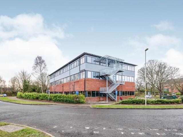 Harvest Crescent, Fleet, Hampshire, GU51 2 bed flat to rent £1,400 pcm £323 pw