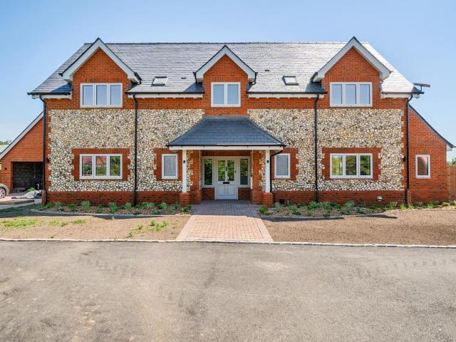 Harvest Hill Bourne End SL8 5 bed detached house to rent £5,950 pcm £1,373 pw