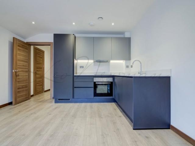 Harvest Lane, Surrey KT7, 1 bed flat to rent, £1,600 pcm | PrimeLocation