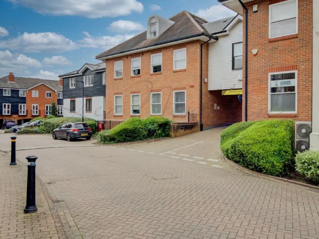 Harvest Lane, Surrey KT7, 2 bed flat to rent, £1,900 pcm | PrimeLocation