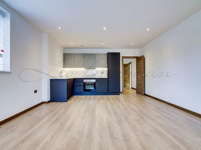 Harvest Lane, Surrey KT7, 2 bed flat to rent, £1,900 pcm | PrimeLocation