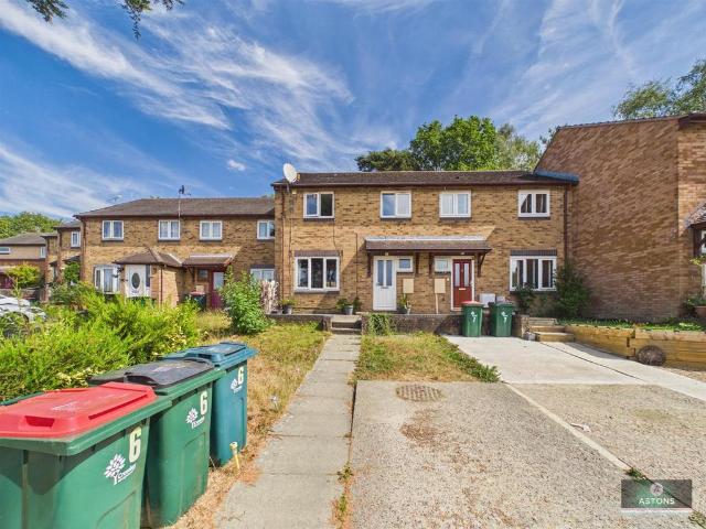 Harvey Close, Broadfield RH11 3 bed house to rent £1,600 pcm £369 pw