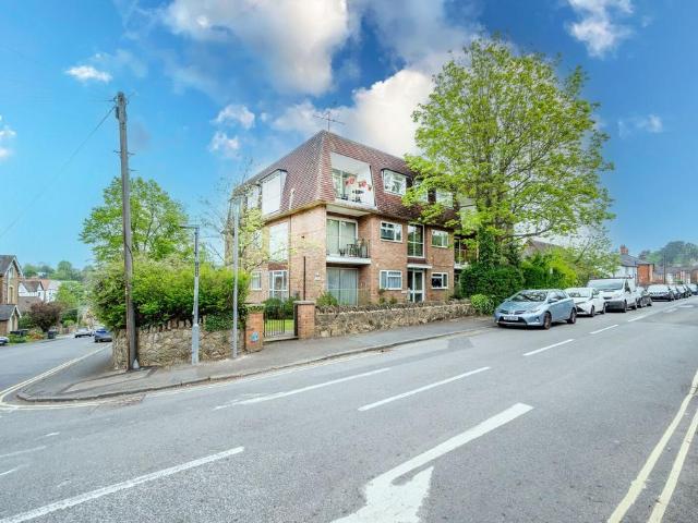 Harvey Road, Guildford, GU1 2 bed flat to rent £1,800 pcm £415 pw