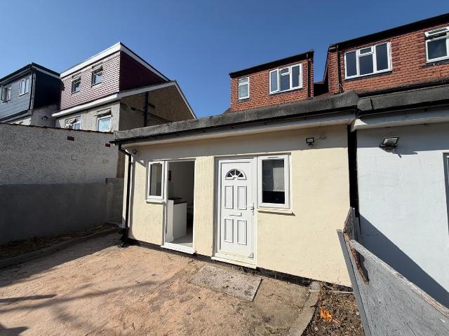 Harvey Road, Hounslow TW4, 6 bed shared accommodation to rent, £6,000 pcm | PrimeLocation