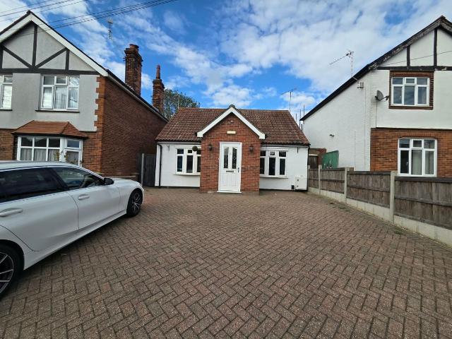 Harwich Road, Colchester CO4, 5 bed bungalow to rent, £2,250 pcm | PrimeLocation