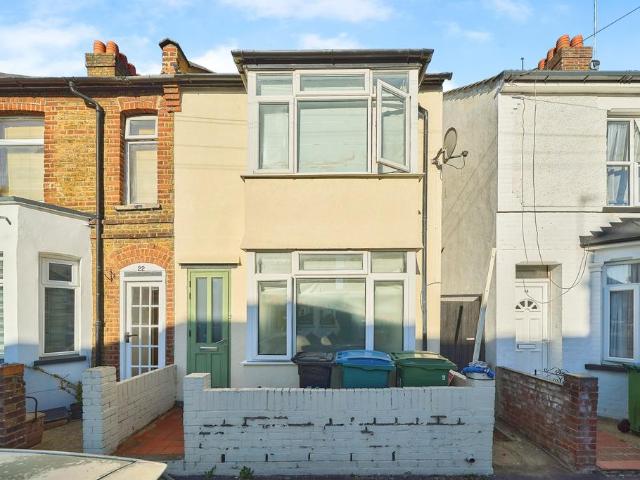 Harwoods Road, WATFORD 3 bed house to rent £2,485 pcm £573 pw