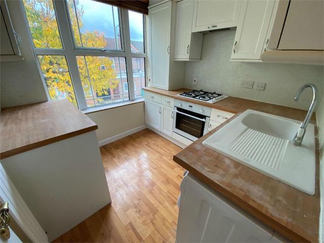 Harwoods Road, Watford WD18, 1 bed maisonette to rent, £1,300 pcm | PrimeLocation