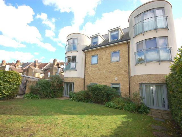 Harwoods Road, Watford WD18 2 bed flat to rent £1,495 pcm £345 pw
