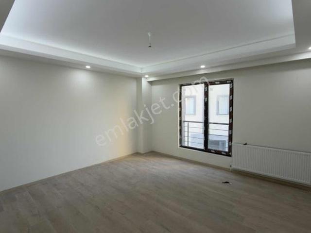 Haraççı Göçmenkentte Site İçi, Cadde Üzerinde 2+1 Satılık Daire