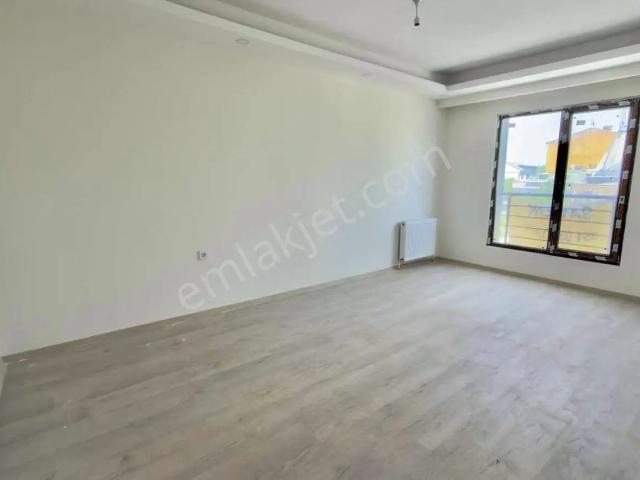 Haraccı Göçmen Kentte Cadde Üzeri, Merkezi Konumda Site İçi 2+1