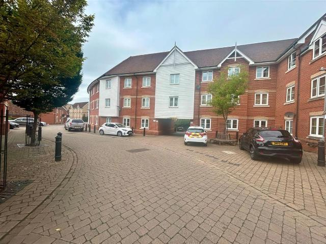 Harberd Tye, Chelmsford CM2, 2 bed flat to rent, £1,500 pcm | PrimeLocation