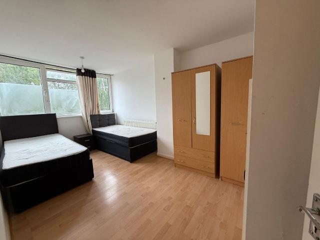 Harberson Road, London E15, 3 bed flat to rent, £2,500 pcm | PrimeLocation