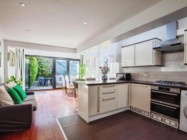 Harberson Road, London, SW12 6 bed terraced house to rent £6,600 pcm £1,523 pw