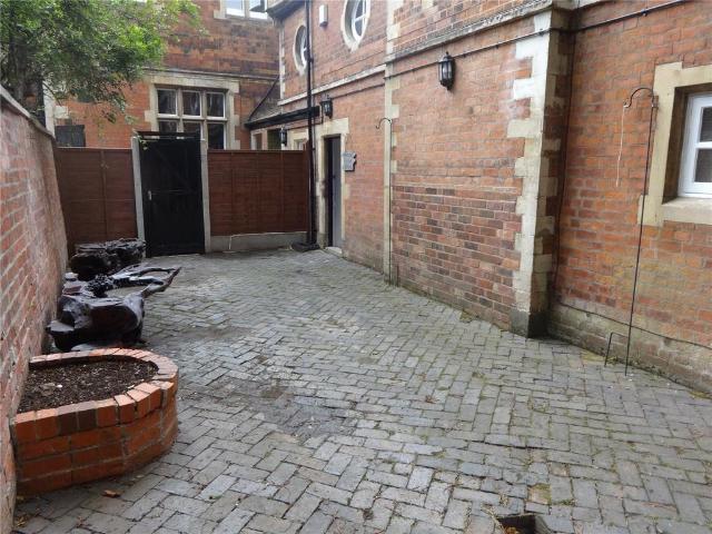 Harborne Road, Edgbaston, Birmingham. 2 bed apartment to rent £1,100 pcm £254 pw