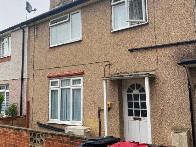 Harborough Close, Slough SL1, Studio to rent, £1,100 pcm | PrimeLocation