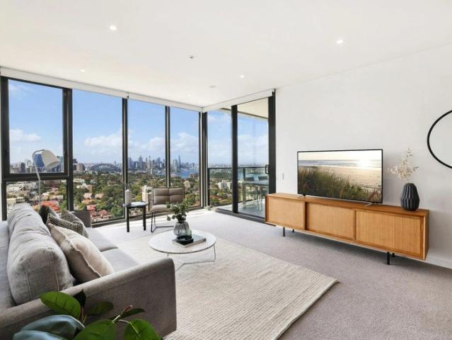 Harbour Bridge views and resort style living in a luxury building by Mirvac