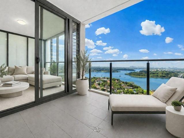 Harbour Bridge & Water Views | Spacious 1 Bed + Oversized Study