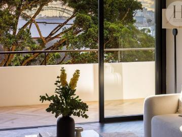 HARBOUR & PARK FRONTED RENOVATED APARTMENT