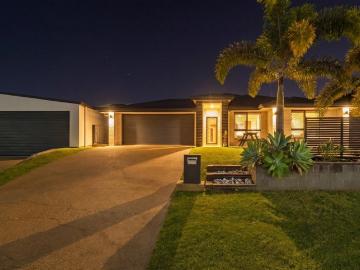 Harbour Side Family Living with Pool, Shed & Space for Everyone