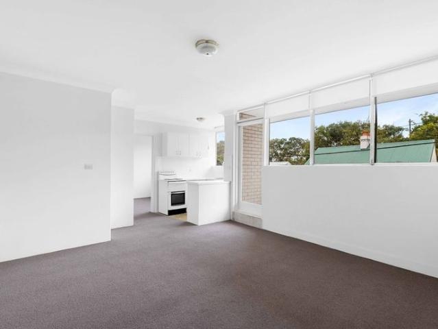 Harbour side lifestyle, renovated top floor apartment with lock up garage