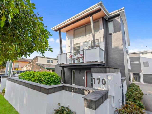 Harbour Terraces on Kingsley Spacious Tri Level Living in the Heart of Manly