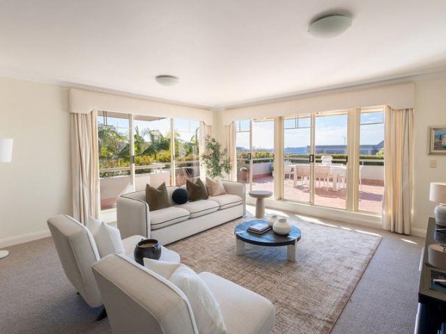 Harbour view living in a prestigious Muston street address