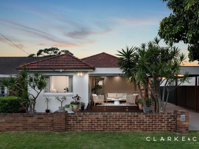 HARBOUR VIEWS AND TIMELESS APPEAL!
