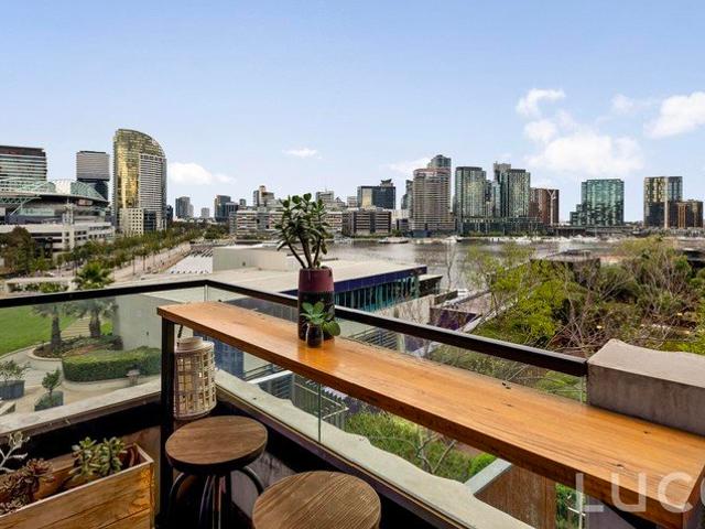 HARBOUR VIEWS AND CONTEMPORARY COMFORT AT THE QUAYS