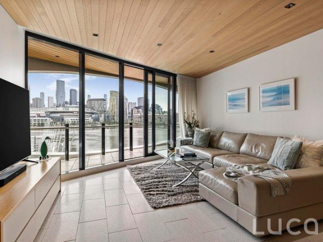 HARBOUR VIEWS AND REFINED WATERFRONT LIVING IN BANKSIA