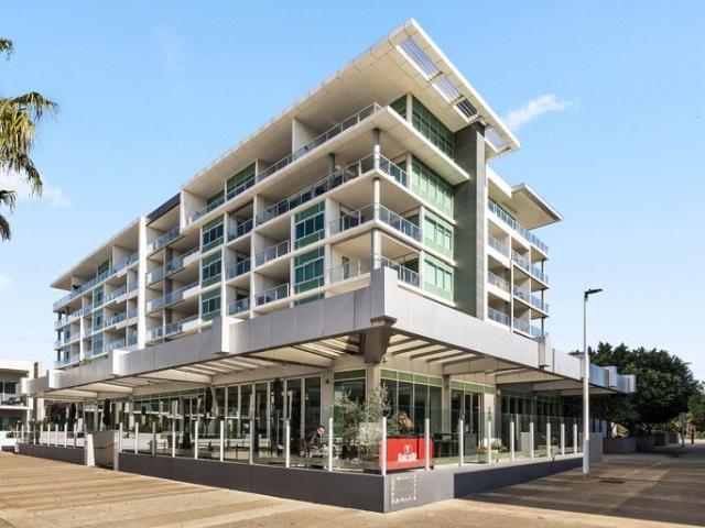 Harbourfront Luxury with Panoramic Views in the Heart of New Port