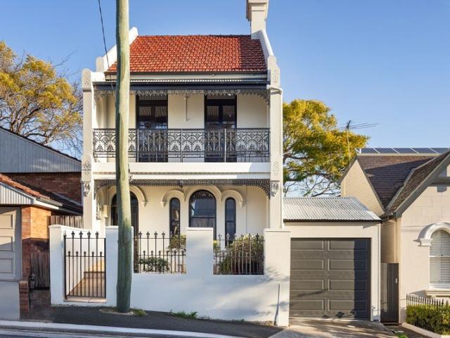 Harbourside tranquility meets Victorian grandeur